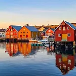 Rorbu I Havn Bud